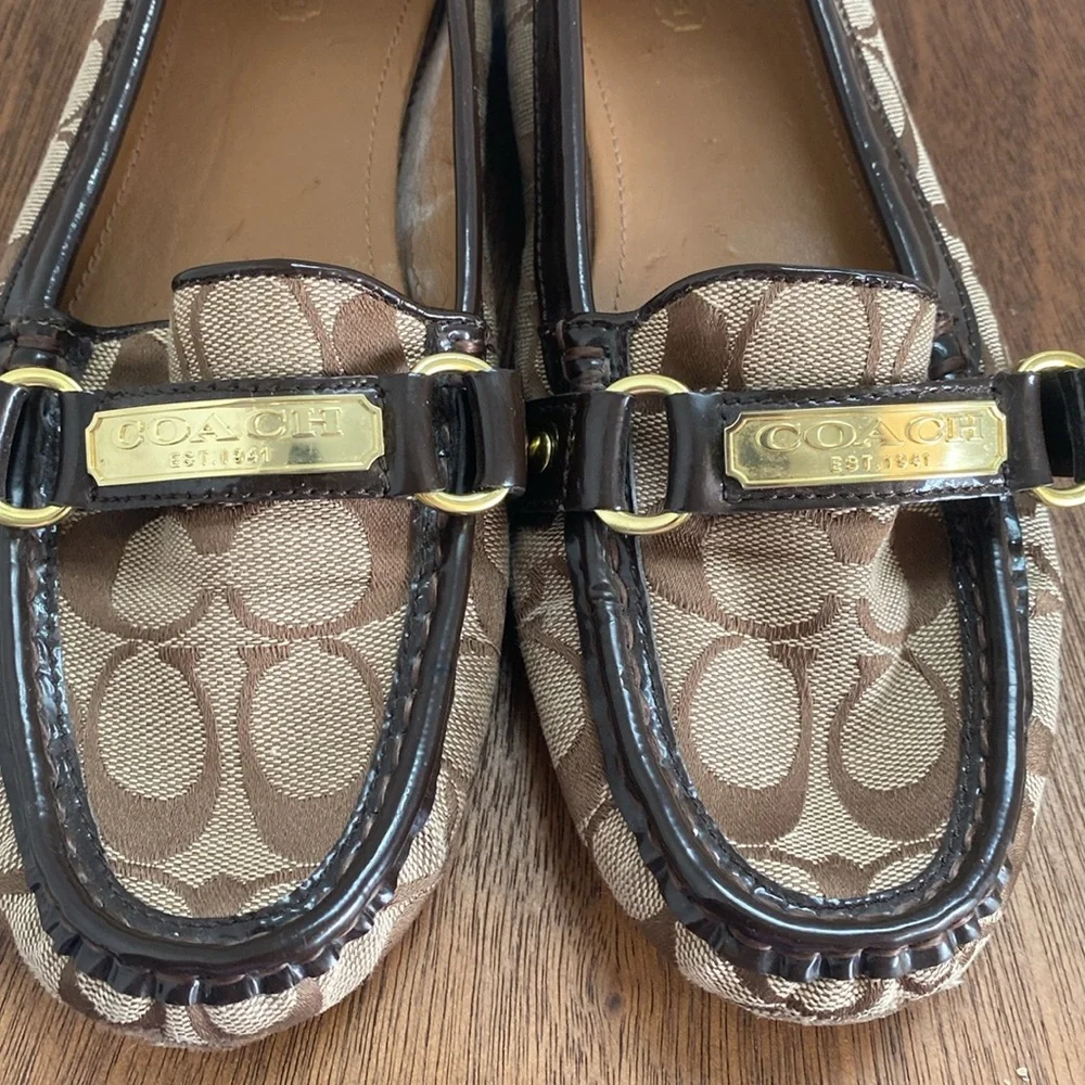 Coach Felisha Logo C Tan & Brown Loafer Flats Slip On Shoes, Women’s 9 B
